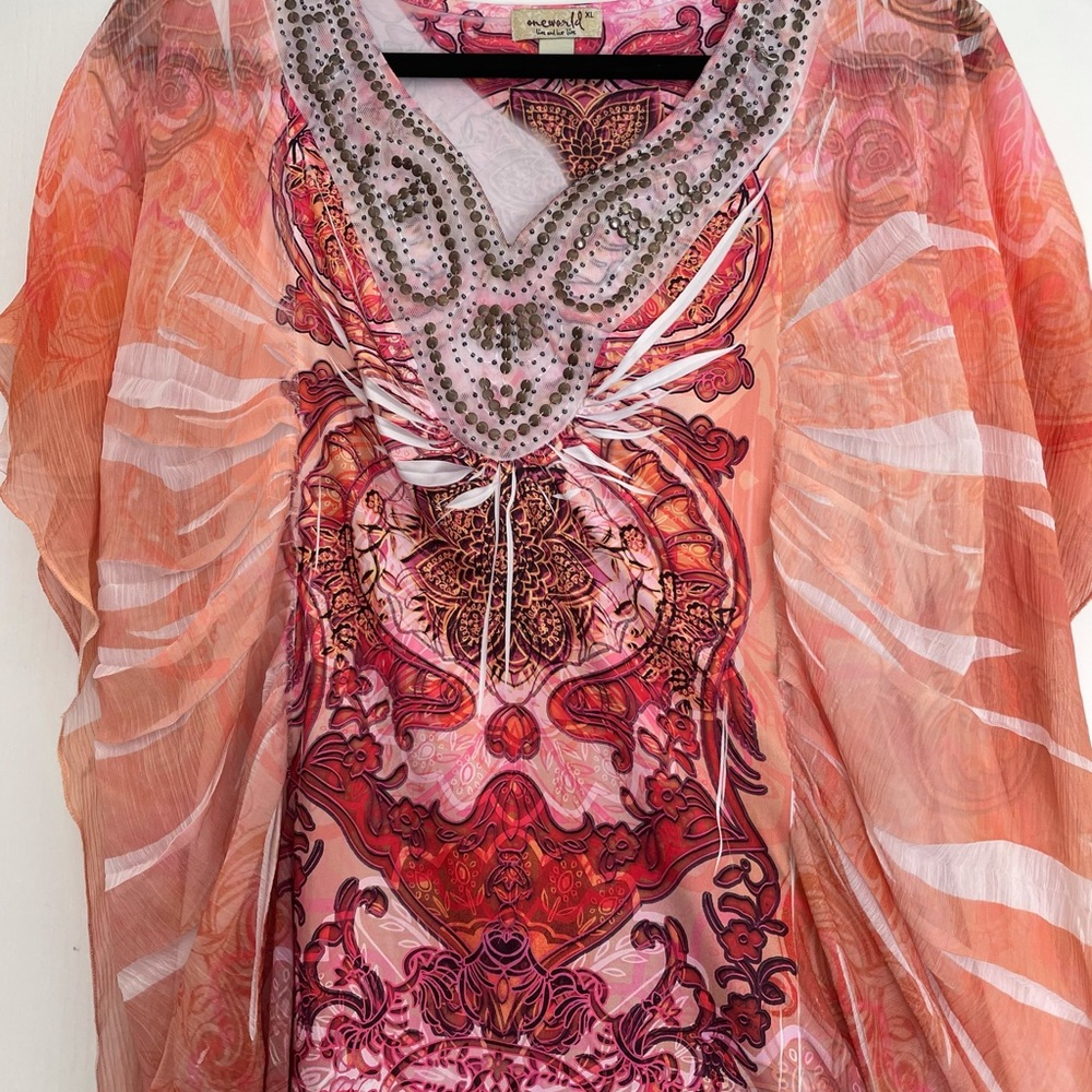 Women’s extra large short sleeve blouse.